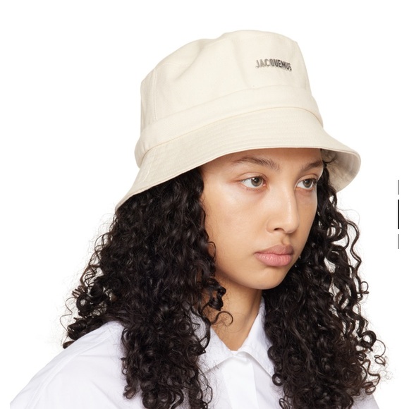 JACQUEMUS Off-White Les Classiques ‘Le bob Gadjo’ Bucket Hat - Picture 2 of 5